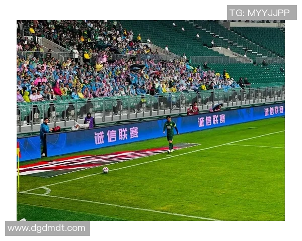 足球传奇齐聚一堂 荣耀时刻见证历史巨星风采 足球传奇齐聚一堂 荣耀时刻见证历史巨星风采